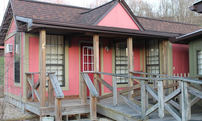 New Plymouth Cottage | Salt & Pepper Shaker Muesuem Cottage centrally located within the Hocking Hills