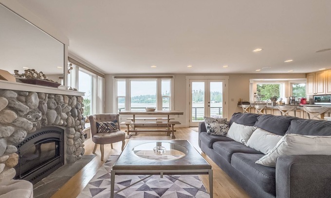 Kingston House | Saltwater Estate - waterfront with private beach & walk to ferry