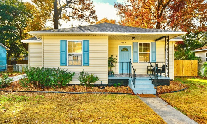North Charleston Cottage | Salty Breeze Bungalow: located near beaches, downtown, coliseum, riverfront park