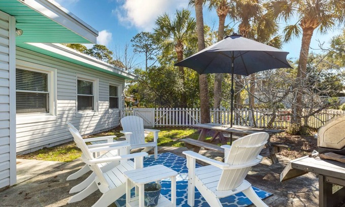 Savannah Beach House | Salty Pause | Charming Cottage, Screened Porch!