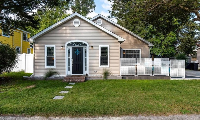Villas House | Salty Pup. New, spacious, renovated house! PET FRIENDLY large fenced yard!