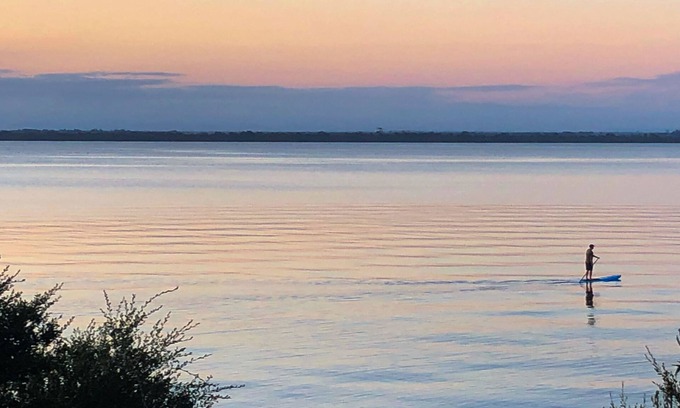 Goon Nure House | Salty's Shack, Loch Sport - 4 doors from beautiful Lake Victoria beach!