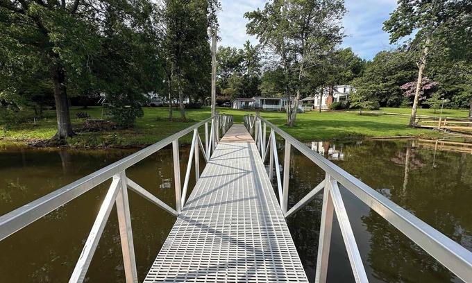 Prosperity House | Saluda Lake Escape Su