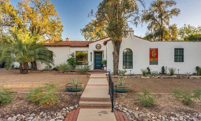 Sam Hughes House | Sam Hughes brand new Art Deco studio! Lux! Walkable