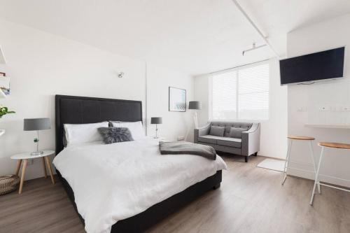 Bondi Apartment | Sam's Bondi top floor studio - lift, view, pool, secure