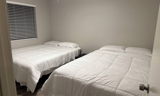 Hutto House | Samsung Close 4 BR 8 Beds 3 FULL baths Crews OK