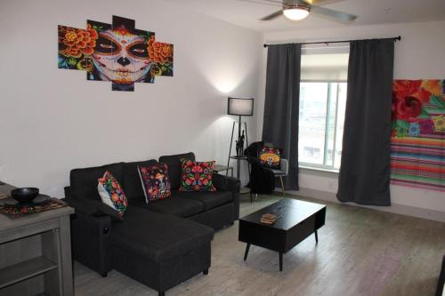 Downtown San Antonio Apartment | San Antonio Fiesta Condo on Riverwalk wKing Ste