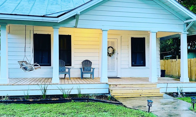 Woodlawn Lake Cottage | San Antonio, Fiesta Texas, The Alamo, Riverwalk