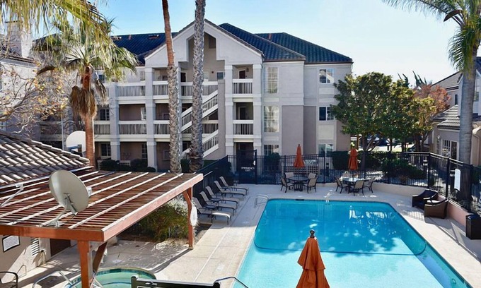San Bruno Hotel | San Francisco Tour! 2 Spacious Units, Free Breakfast, Full Kitchen, Outdoor Pool