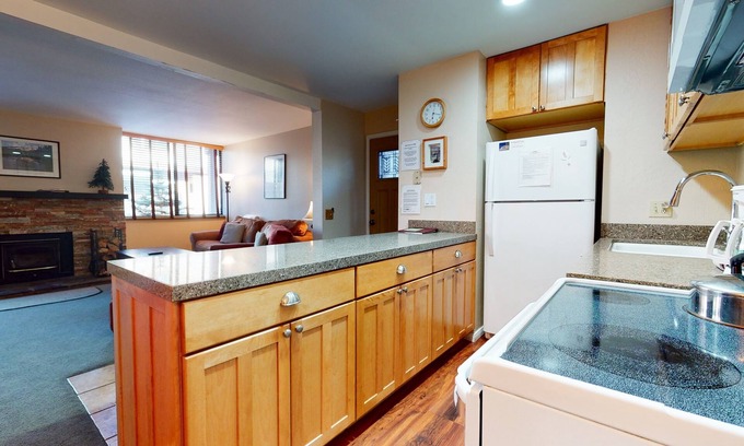 Mammoth Lakes Condo | San Sierra 10 Updated Condo, with Complex Jacuzzi, Short Walk to The Village by RedAwning