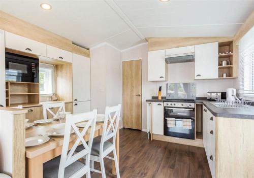 Fort Augustus Resort | Sanctuary 10 Hot tub lodge