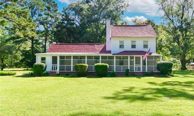 Virginia Beach House | Sandbridge Farmhouse… 1 mile to beach~completely updated & restored~New pool