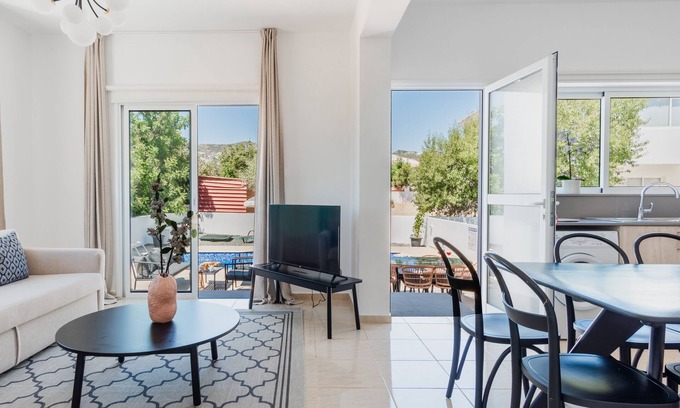 Tremithousa Villa | Sanders White Mountains - Bright Villa with Pool