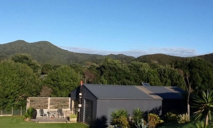 Tryphena Ski Chalet | Sandhills Beach Hut. Medlands Beach