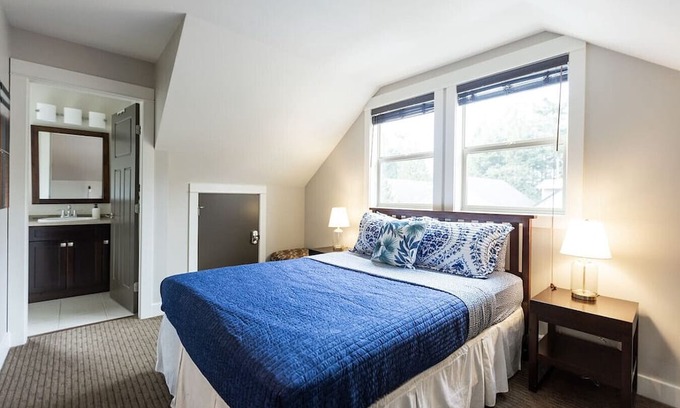 Regional District of Nanaimo Cabin | Sandpiper Cottage, Hot Tub & Pool Access