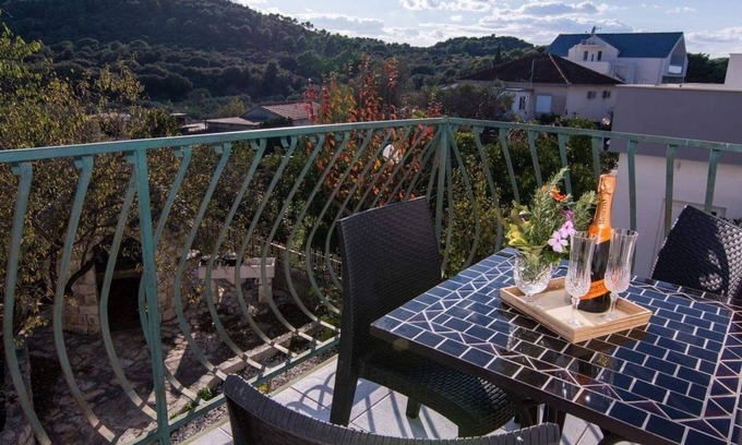 Okrug Donji Apartment | Sandra - Quiet & Close to the Beach - SA2