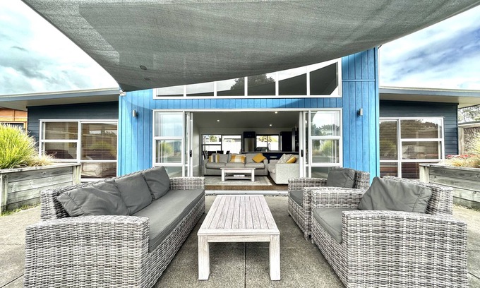 Matarangi Cottage | Sands Beach House - Matarangi Holiday Home