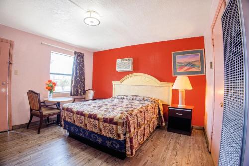 El Paso Hotel | Sands Motel By OYO El Paso near Airport