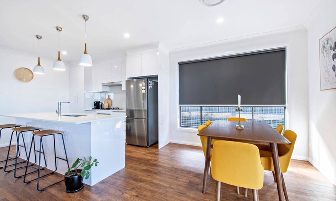 Dubbo House | Sandstone - Family Entertainer, Refined Living