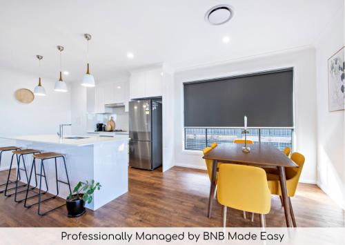 Dubbo House | Sandstone - Family Entertainer, Refined Living