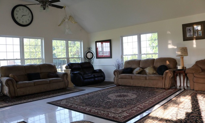 Longtown Villa | Sandy Beaches-Lake Accessn6000 sq. ft. -Sleeps 25 n9 bedrooms, 4 bathrooms