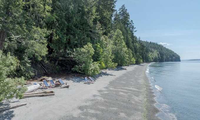 Eastsound Cottage | Sandy Beachfront, Hot Tub, Pet-Friendly, Kayaking