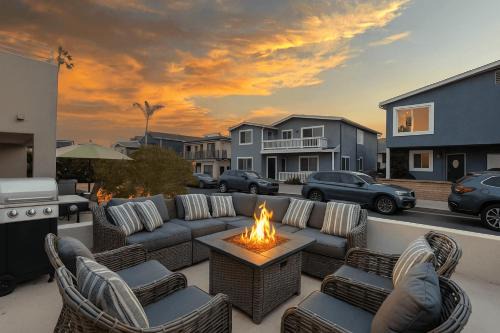 West Newport House | Sandy by AvantStay Oceanview Steps to Beach Patio w Fire Pit Dining Area
