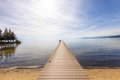 Tahoe Vista House | Sandy Cove on the North Shore -Lakeside Cottage with Pier Beach, and HOA Amenities