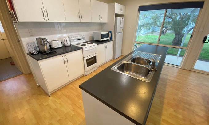 Minlacowie House | Sandy Feet Retreat- Short walk to the beach. Dog friendly!
