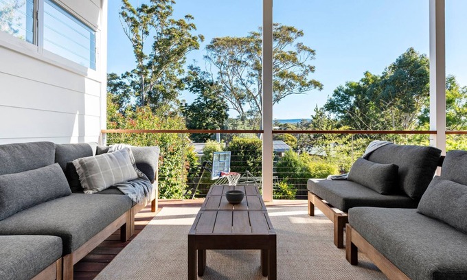 Narrawallee House | Sandy Feet Retreat 2 mins walk to the beach