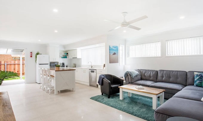 Currarong House | Sandy Feet Retreat - Pet Friendly - 1 Min Walk to Beach