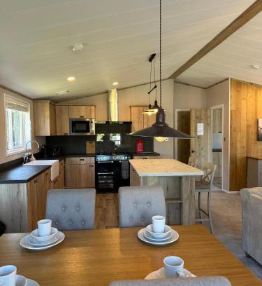 Allerthorpe House | Sandy Lane 18 - Lodge with Hot Tub