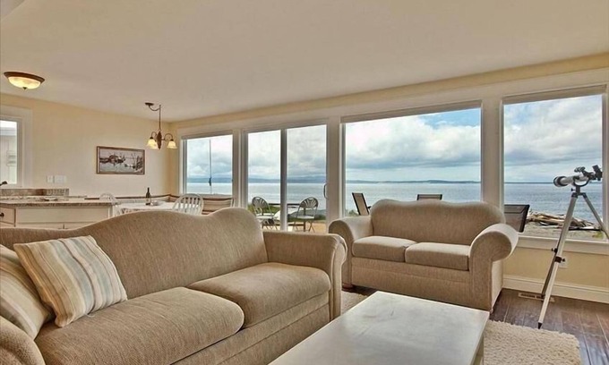 Freeland House | Sandy Waterfront Beach House