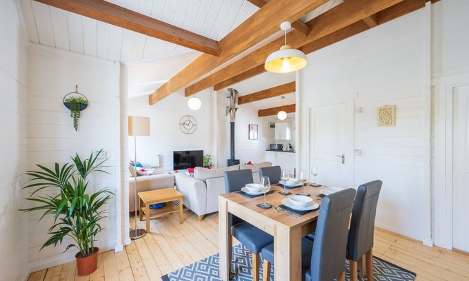 Bude Cabin | Sandymouth Lodge - Peaceful Spot Close to Sandy Beaches