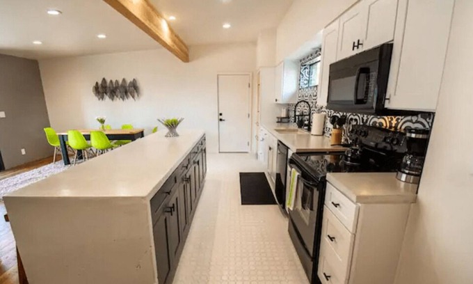Beverly Green House | Sanitized Newly Remodeled Downtown-2 Bedrooms!