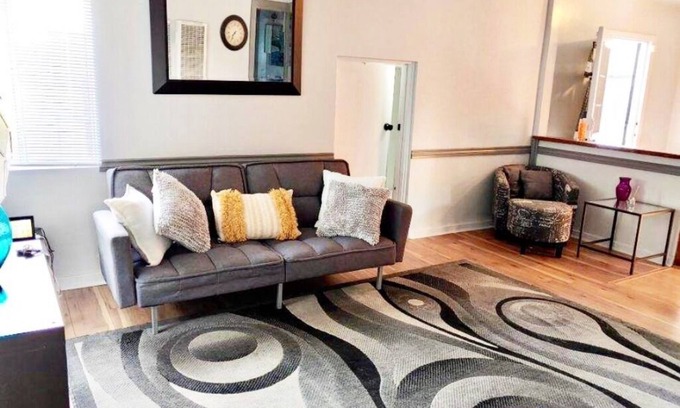 Sunset Park Apartment | Santa Monica Gem