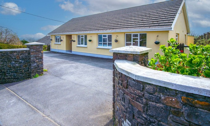 Kilgetty House | Santa Rosa - 4 Bedroom Holiday Home