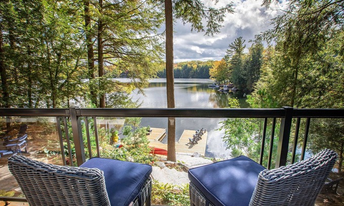 Torrance Cottage | Sapphire: casual, contemporary cottage plus bunkie in calm cove on Lake Muskoka