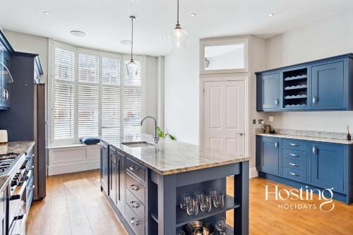 Henley House | Sapphire House - Newly Renovated 3-Bedroom Home