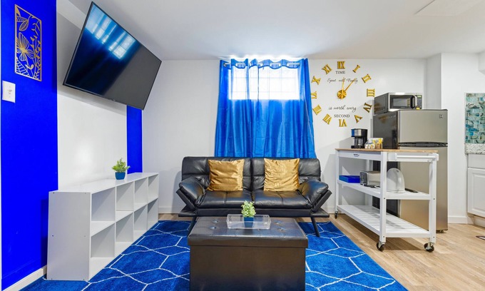 Old Brooklyn House | Sapphire | Private Basement King Room 8 Min Airp