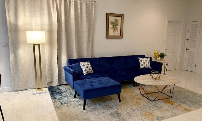 South Seas Estates House | Sapphire Villa Near the Sea-Entire Home