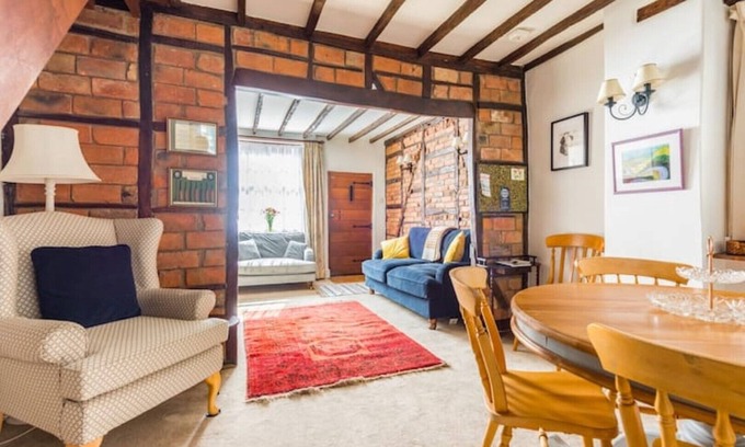 Taunton Cottage | Sarah’s Cottage Centre of Taunton Georgian Cottage