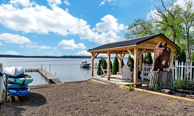 Saratoga Springs Cottage | Saratoga 2br Lake Home beach & dock