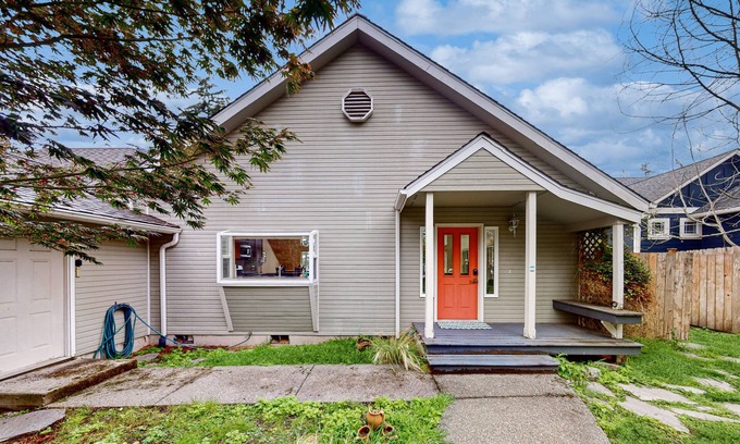 Coupeville House | Saratoga Passage waterview home with sunrise view, bbq and deck
