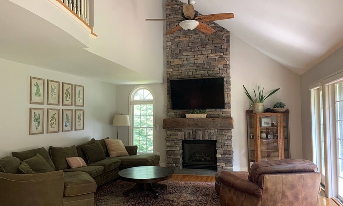 Saratoga Springs House | Saratoga Retreat. 4 bedroom home, great yard, 5 min to Saratoga/Track.