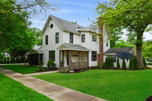 Saugatuck Villa | Saugatuck Farmhouse