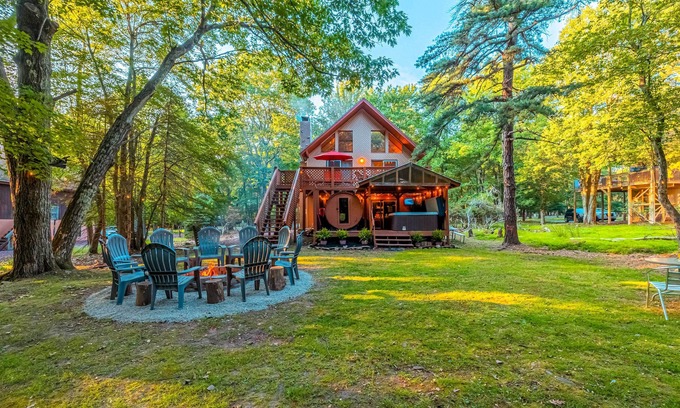 Lake Harmony Estates Cabin | Sauna & 2-Story Deck: Luxe Poconos Chalet