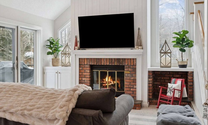 West Hartford Condo | Sauna, Comm. Pool, Walk to Club | Deere Run 4A