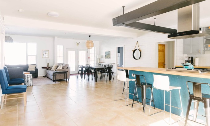 Prince Edward House | Sauna + Fireplaces + Stylish 8 bdrm. Dog friendly