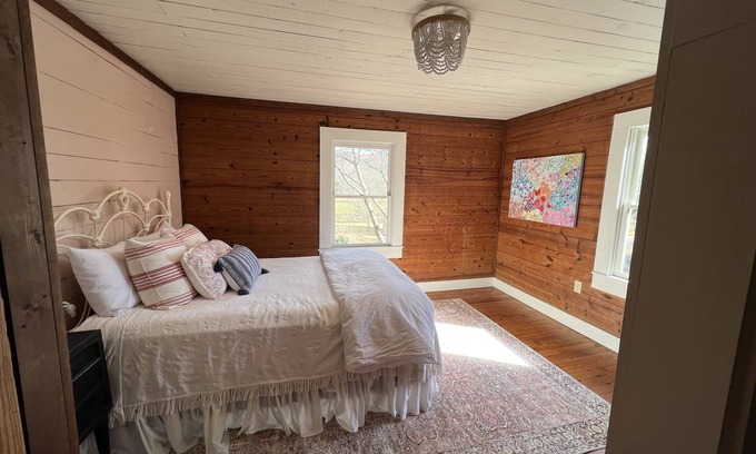 Sautee Nacoochee Cottage | Sautee Valley Farm Cottage- 10 minutes from Helen and Unicoi State Park